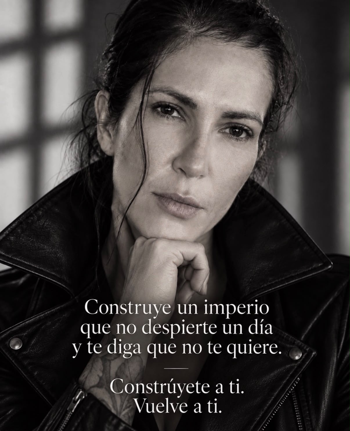 Retrato editorial en blanco y negro de Melissa Vargas