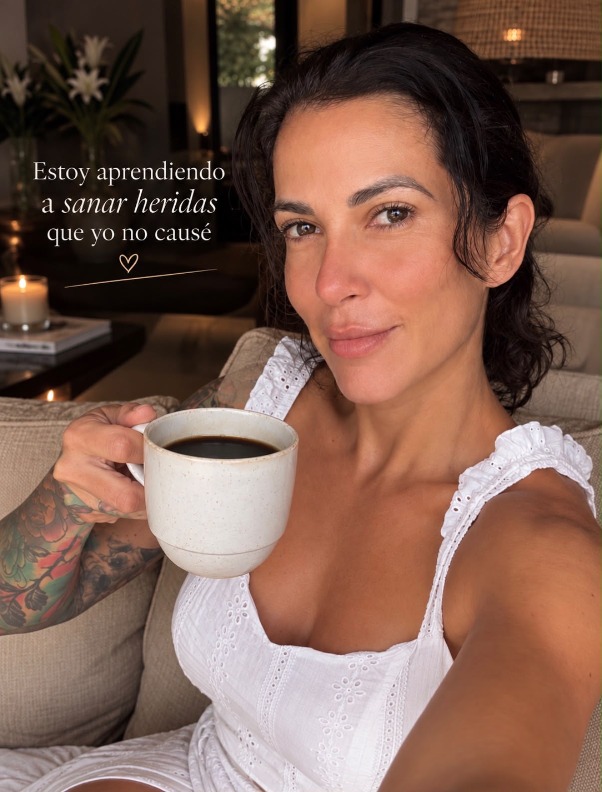 Melissa Vargas disfrutando un momento tranquilo de bienestar en casa
